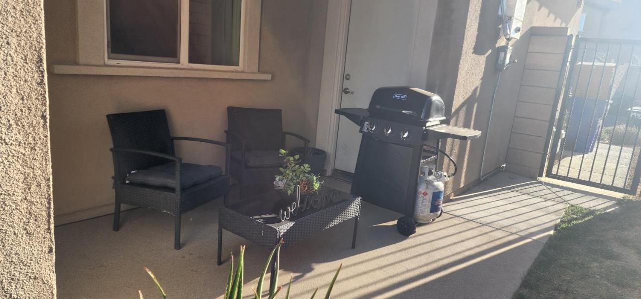 Private Lux Apartment In A New Community Фонтана Экстерьер фото